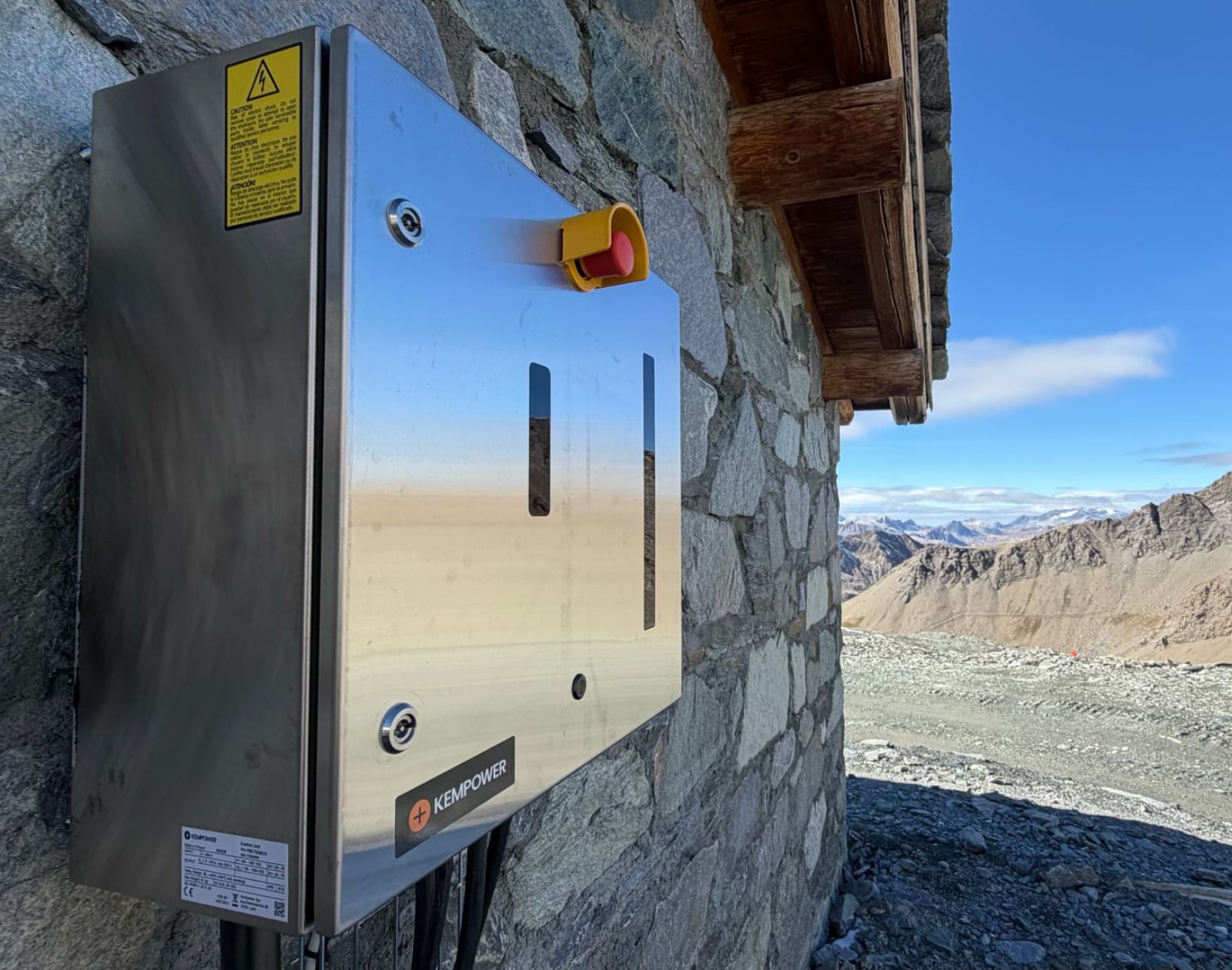 À plus de 3000 m d’altitude, cette borne ultra-rapide 500 kW va recharger les dameuses électriques